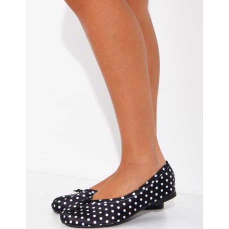 Ballerines en similicuir fendues à pois