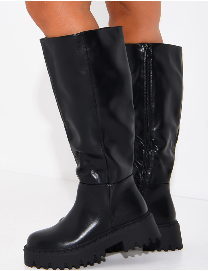 Stiefel aus Kunstleder mit dicken Sohlen