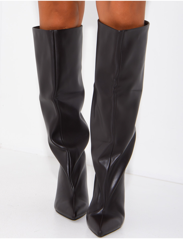 Hohe Stiefel aus Kunstleder mit Stilettoabsatz