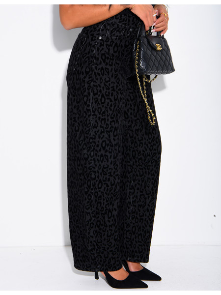 Balloon-cut jeans with embroidered leopard print