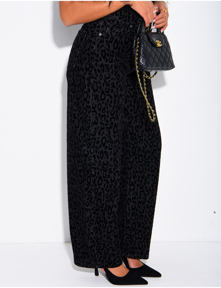 Balloon-cut jeans with embroidered leopard print