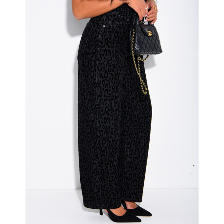 Balloon-cut jeans with embroidered leopard print