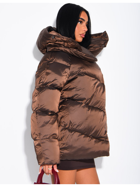 Doudoune mi-longue matelassée col montant à capuche en tissu brillant