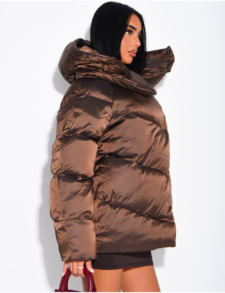 Doudoune mi-longue matelassée col montant à capuche en tissu brillant