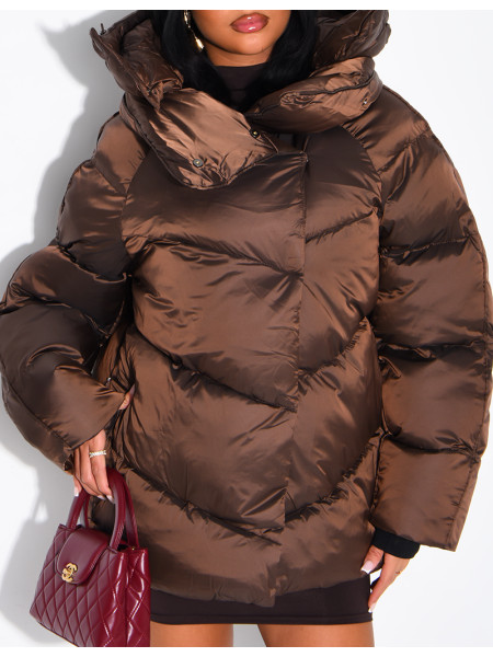 Doudoune mi-longue matelassée col montant à capuche en tissu brillant