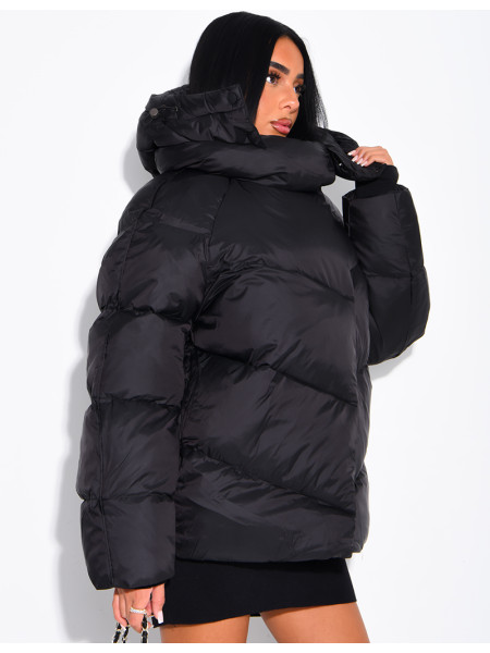 Doudoune mi-longue matelassée col montant à capuche en tissu brillant