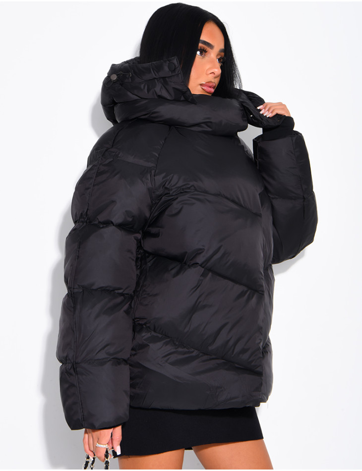 Doudoune mi-longue matelassée col montant à capuche en tissu brillant