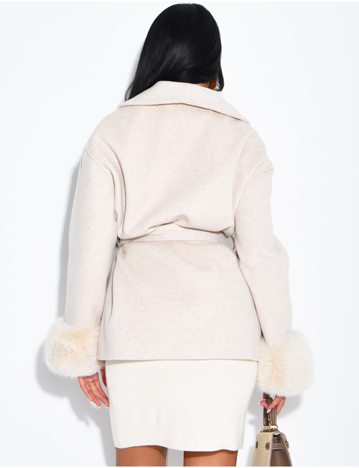 Manteau mi-long en feutrine à fourrure sur les poignets