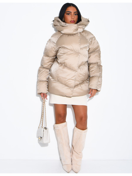 Doudoune mi-longue matelassée col montant à capuche en tissu brillant
