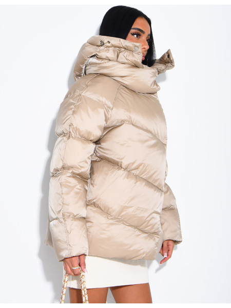 Doudoune mi-longue matelassée col montant à capuche en tissu brillant