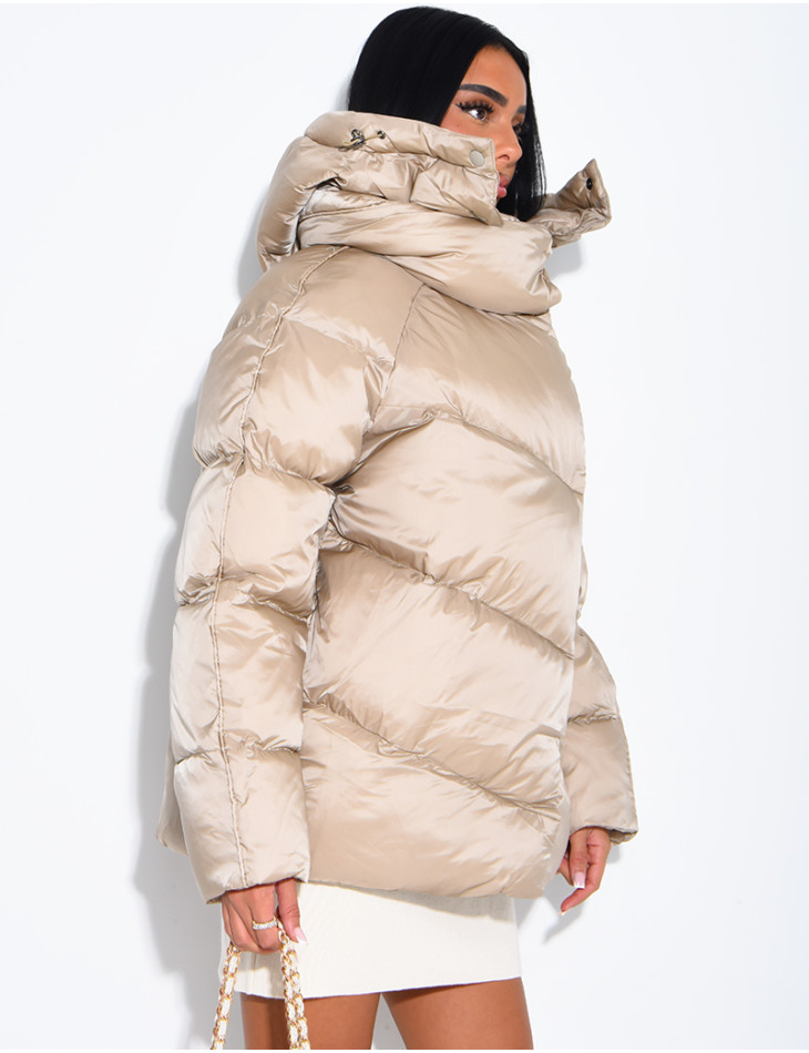 Doudoune mi-longue matelassée col montant à capuche en tissu brillant