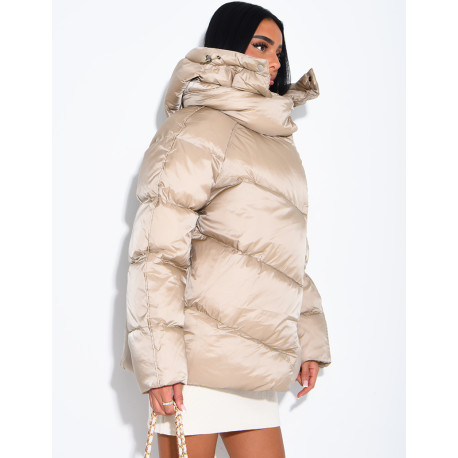 Doudoune mi-longue matelassée col montant à capuche en tissu brillant