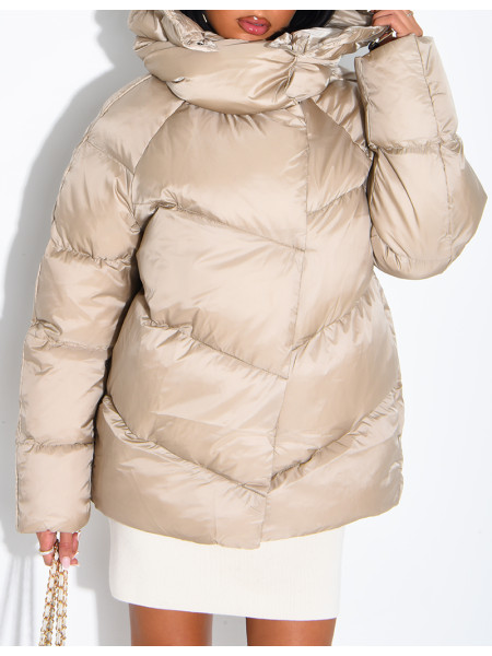 Doudoune mi-longue matelassée col montant à capuche en tissu brillant