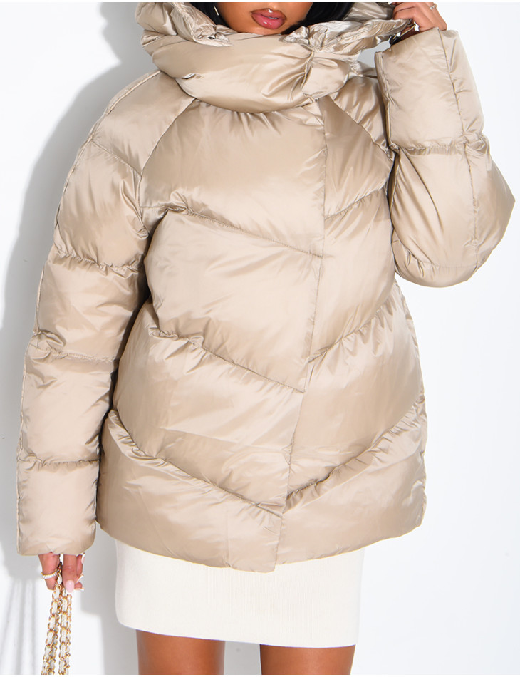 Doudoune mi-longue matelassée col montant à capuche en tissu brillant