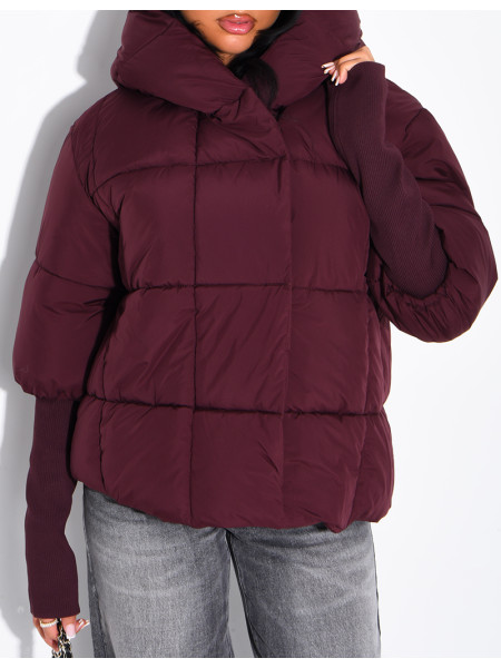 Kurze, gesteppte Daunenjacke mit Stehkragen, Kapuze und gerippten Ärmeln