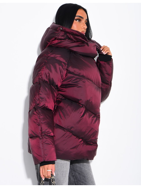 Doudoune mi-longue matelassée col montant à capuche en tissu brillant