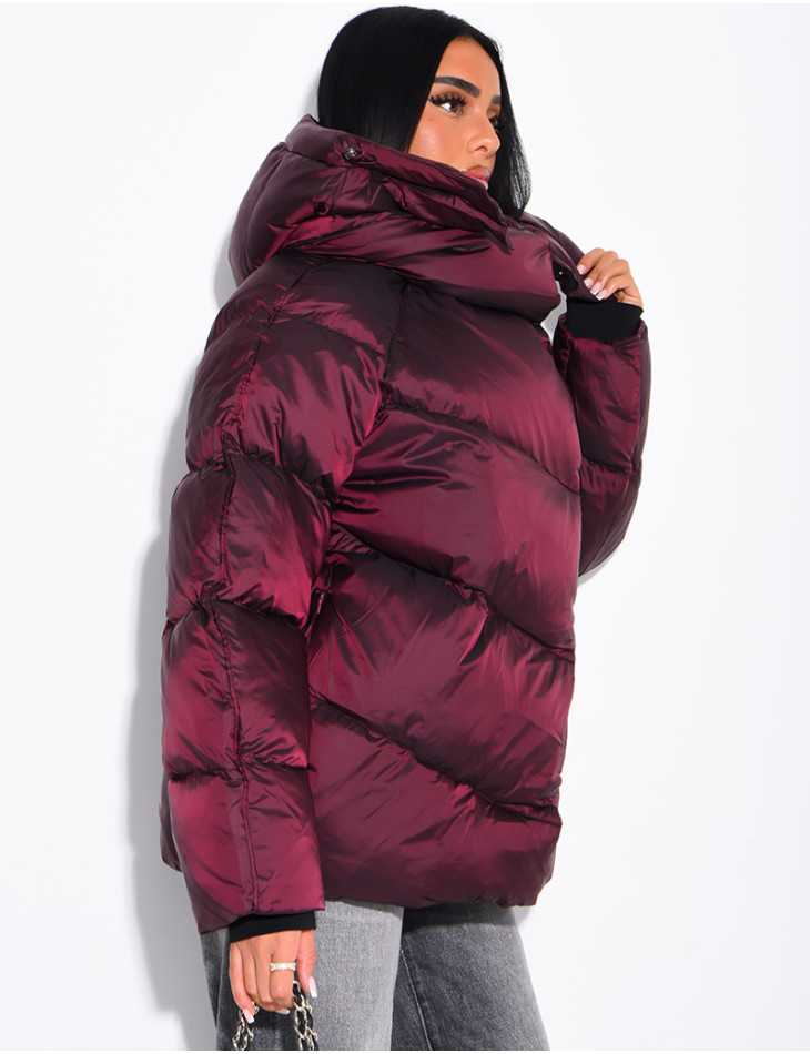 Doudoune mi-longue matelassée col montant à capuche en tissu brillant
