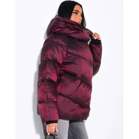 Doudoune mi-longue matelassée col montant à capuche en tissu brillant