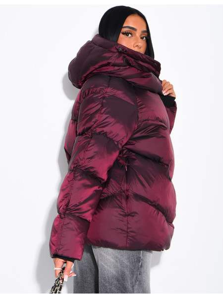 Doudoune mi-longue matelassée col montant à capuche en tissu brillant