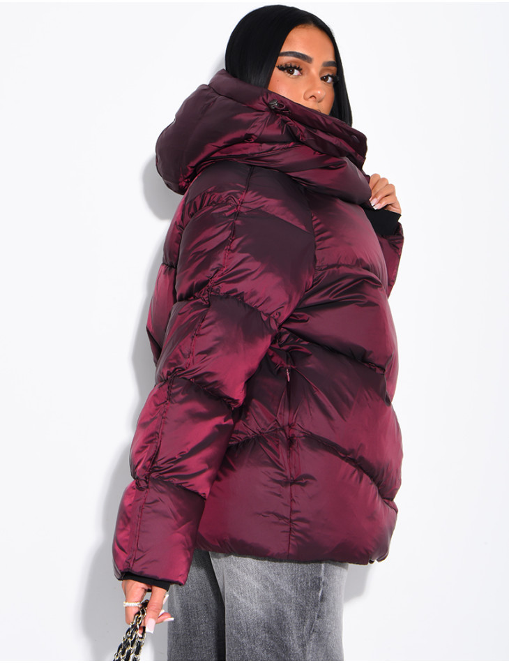 Doudoune mi-longue matelassée col montant à capuche en tissu brillant