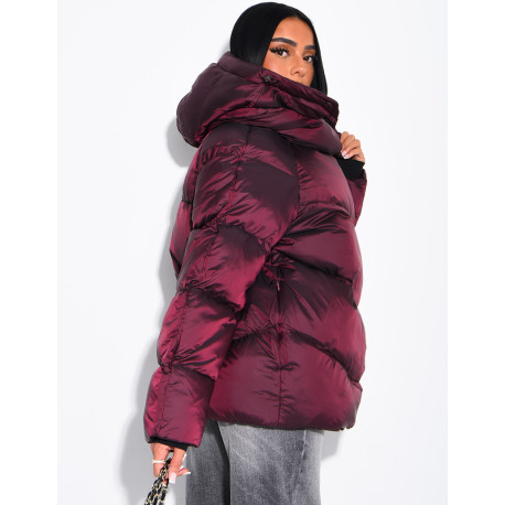 Doudoune mi-longue matelassée col montant à capuche en tissu brillant