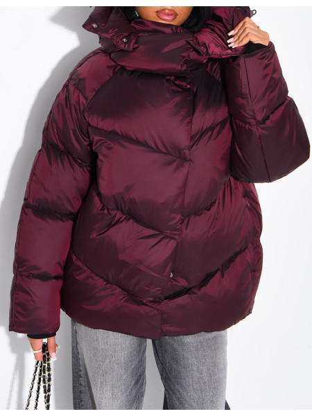 Doudoune mi-longue matelassée col montant à capuche en tissu brillant