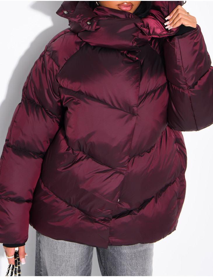 Doudoune mi-longue matelassée col montant à capuche en tissu brillant