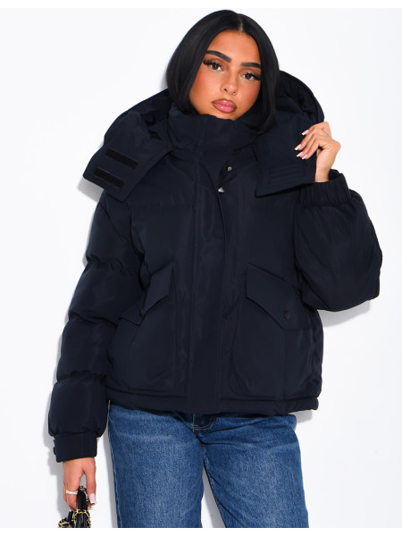 Kurze, gesteppte Daunenjacke mit Stehkragen und Kapuze