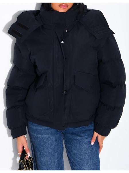 Kurze, gesteppte Daunenjacke mit Stehkragen und Kapuze