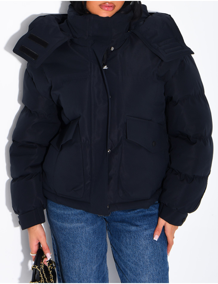 Kurze, gesteppte Daunenjacke mit Stehkragen und Kapuze