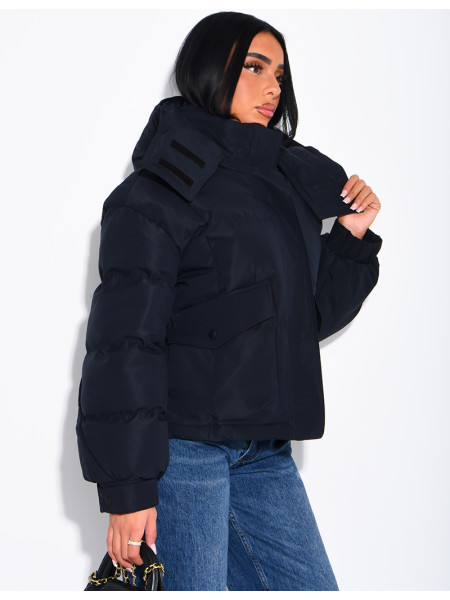 Kurze, gesteppte Daunenjacke mit Stehkragen und Kapuze