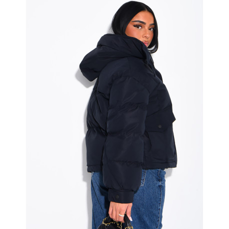 Kurze, gesteppte Daunenjacke mit Stehkragen und Kapuze