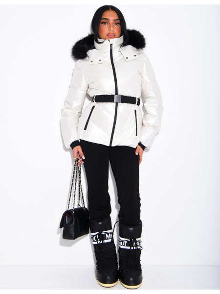 Glänzende Steppjacke mit Kapuze und Pelzbesatz