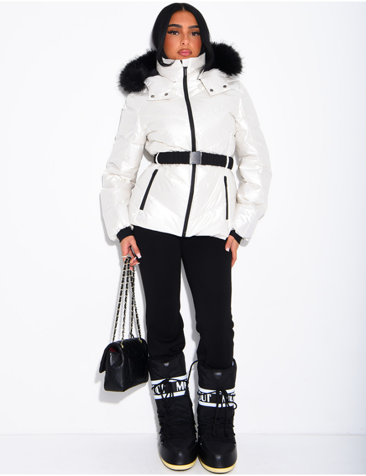 Glänzende Steppjacke mit Kapuze und Pelzbesatz