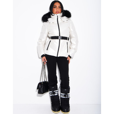Glänzende Steppjacke mit Kapuze und Pelzbesatz