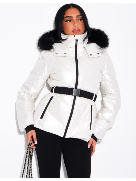 Glänzende Steppjacke mit Kapuze und Pelzbesatz