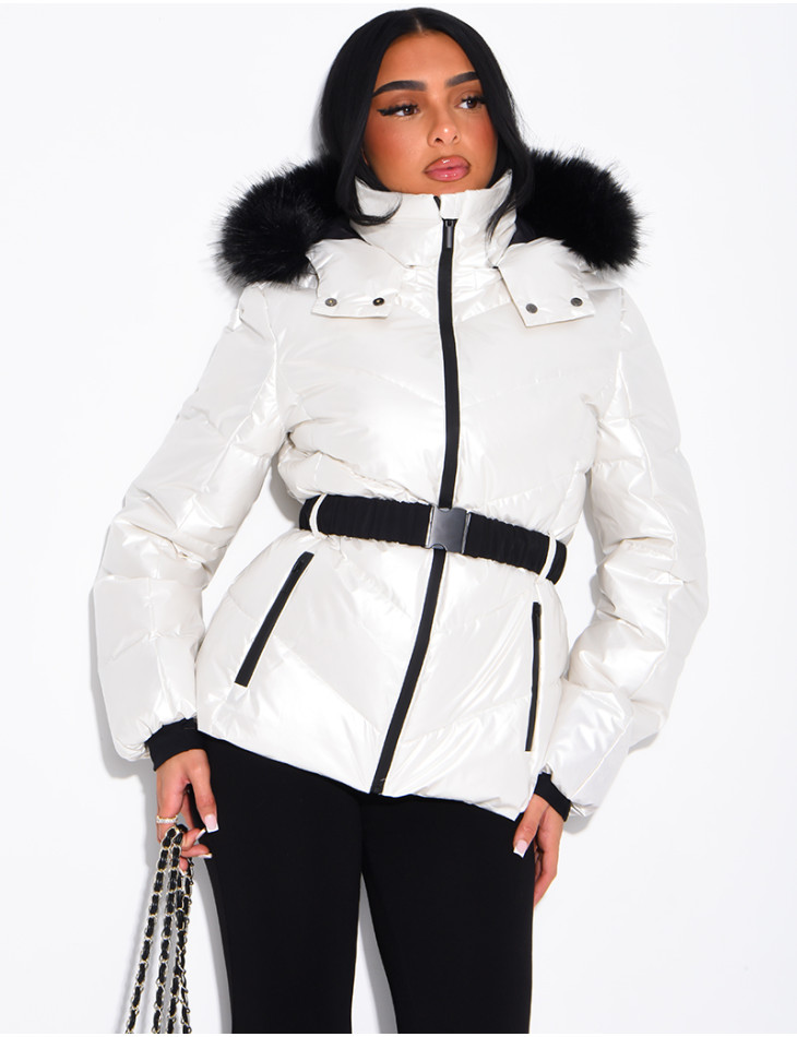 Glänzende Steppjacke mit Kapuze und Pelzbesatz