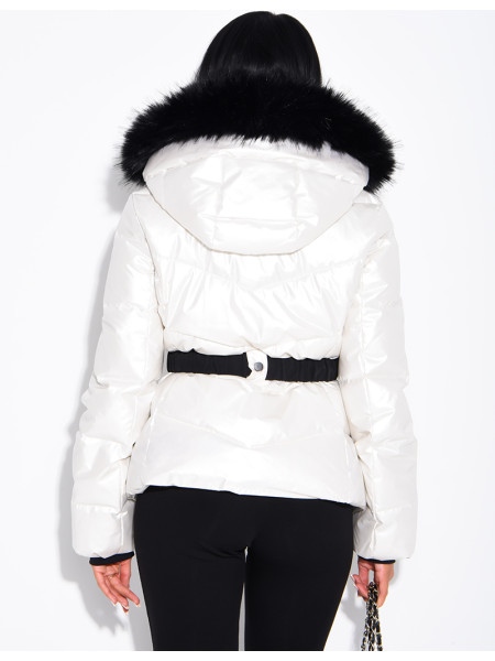 Glänzende Steppjacke mit Kapuze und Pelzbesatz