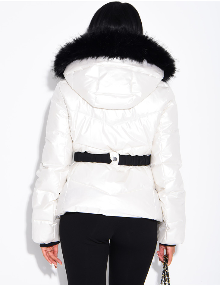 Glänzende Steppjacke mit Kapuze und Pelzbesatz
