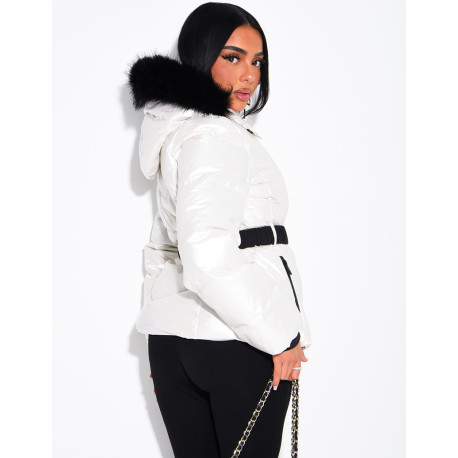 Glänzende Steppjacke mit Kapuze und Pelzbesatz