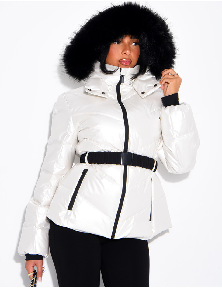 Glänzende Steppjacke mit Kapuze und Pelzbesatz