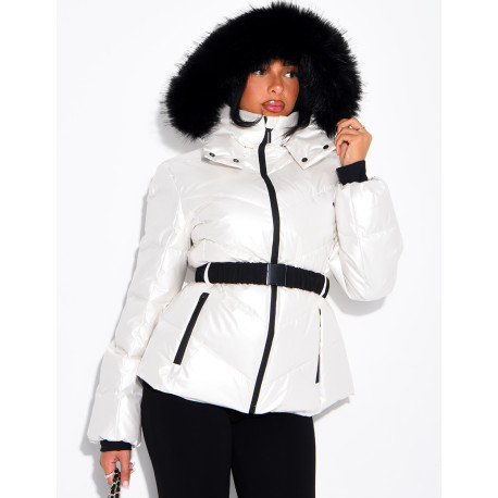 Glänzende Steppjacke mit Kapuze und Pelzbesatz