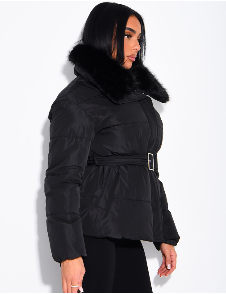 Doudoune matelassée ceinturée à fausse fourrure au col