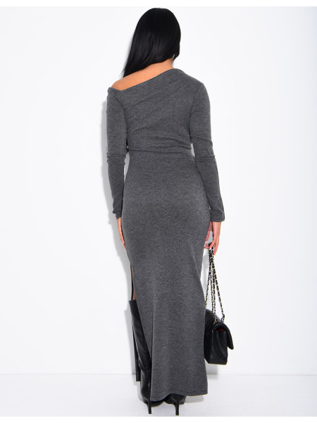 Long, figure-hugging dress with an asymmetrical neckline
