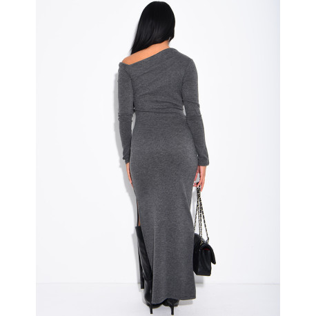Long, figure-hugging dress with an asymmetrical neckline