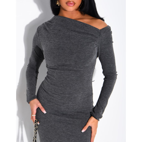 Long, figure-hugging dress with an asymmetrical neckline