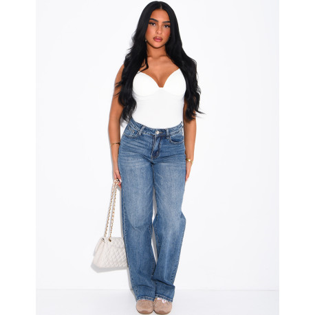 Jeans mit weitem Bein und Strasssteinen auf der Rückseite