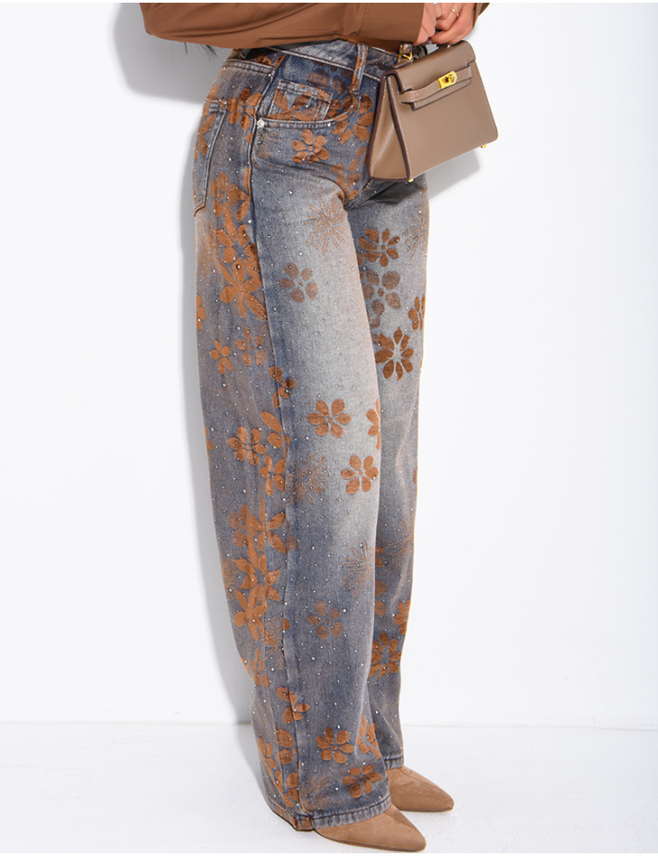 Weit geschnittene Jeans im Washed-Look mit gestickten Samtblumen und Strasssteinen