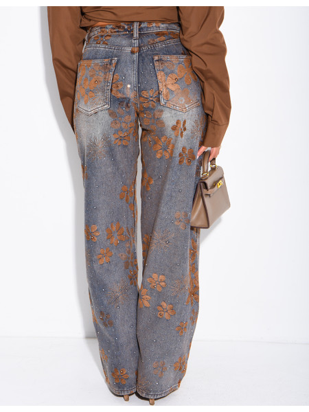 Weit geschnittene Jeans im Washed-Look mit gestickten Samtblumen und Strasssteinen