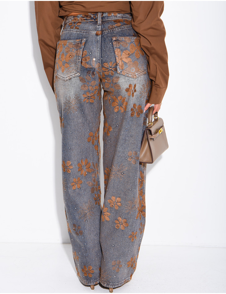 Weit geschnittene Jeans im Washed-Look mit gestickten Samtblumen und Strasssteinen
